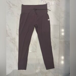 Vuori daily legging plum